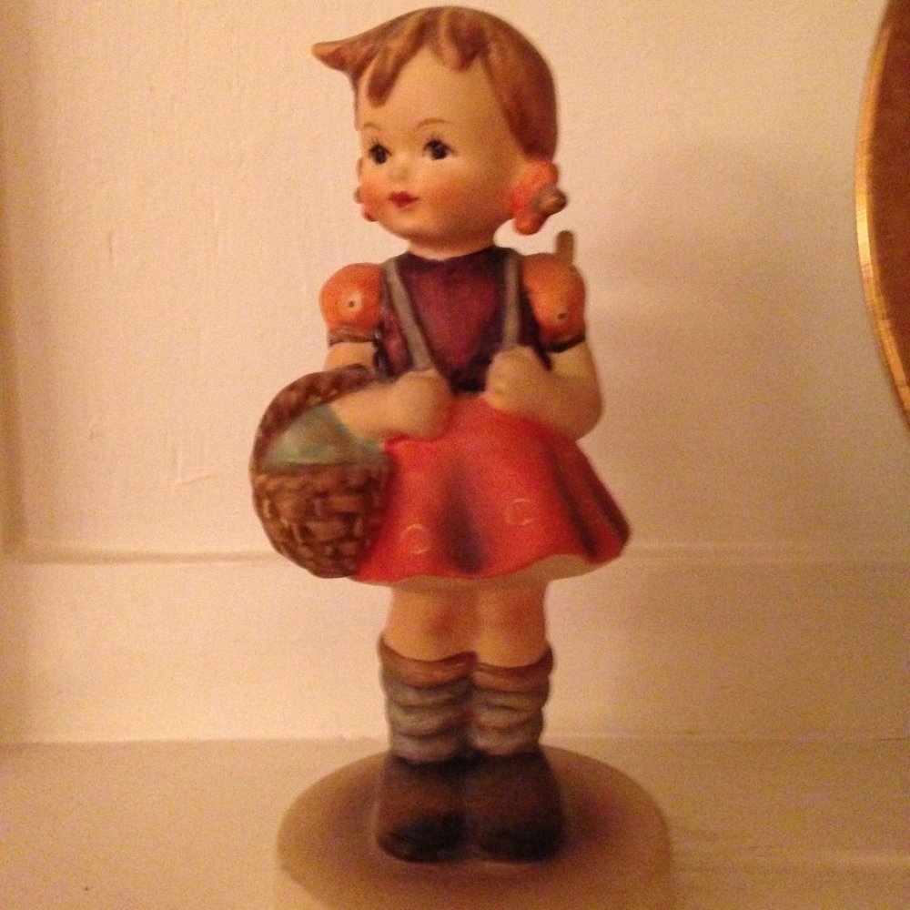 Hummel Figurine School Girl 81